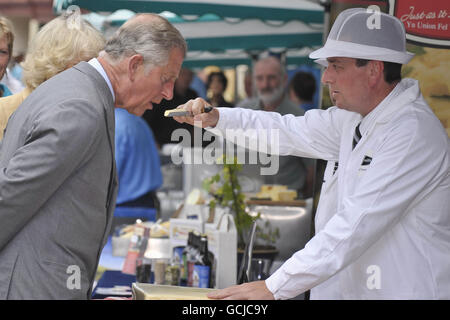 Der Prinz von Wales und die Herzogin von Cornwall sprechen bei einem Besuch in Tenby in Wales mit lokalen Händlern. Stockfoto