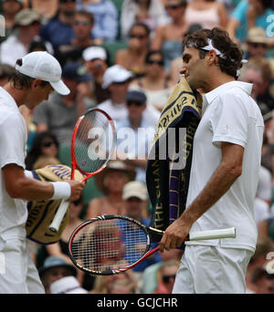 Der Schweizer Roger Federer (rechts) mit dem tschechischen Tomas Berdych am 9. Tag der Wimbledon Championships 2010 im All England Lawn Tennis Club, Wimbledon. Stockfoto