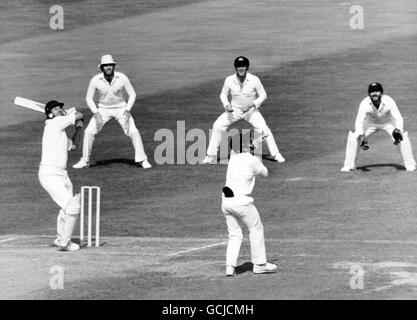 Der englische Schlagmann Ian Botham hooks einen Ball nach oben von Len Pascoe, bevor er von Graeme Wood gefangen wurde Stockfoto