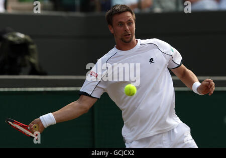 Der Schwede Robin Söderling ist am 9. Tag der Wimbledon Championships 2010 im All England Lawn Tennis Club Wimbledon gegen den Spanier Rafael Nadal im Einsatz. Stockfoto