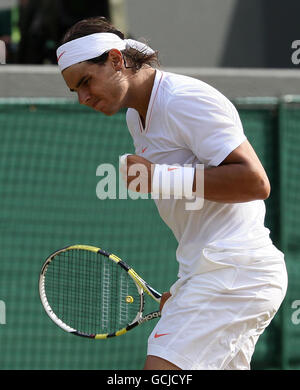 Der Spanier Rafael Nadal feiert am 9. Tag der Wimbledon Championships 2010 im All England Lawn Tennis Club, Wimbledon, gegen den Schweden Robin Söderling. Stockfoto