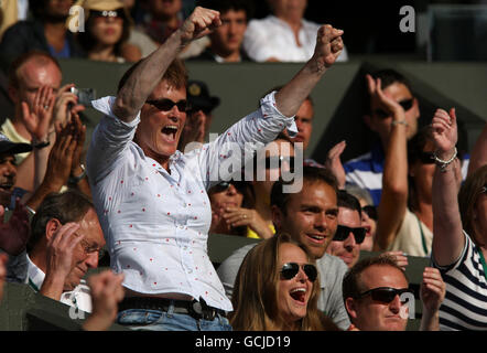 Andy Murrays Mutter Judy (links stehend) und seine Freundin Kim Sears (mittig sitzend) feiern ihn, dass er am 9. Tag der Wimbledon Championships 2010 im All England Lawn Tennis Club, Wimbledon, einen Punkt im dritten Satz gewonnen hat. Stockfoto