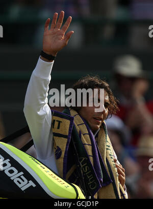 Der spanische Rafael Nadal feiert den Sieg über den schwedischen Robin Söderling am 9. Tag der Wimbledon Championships 2010 im All England Lawn Tennis Club, Wimbledon. Stockfoto