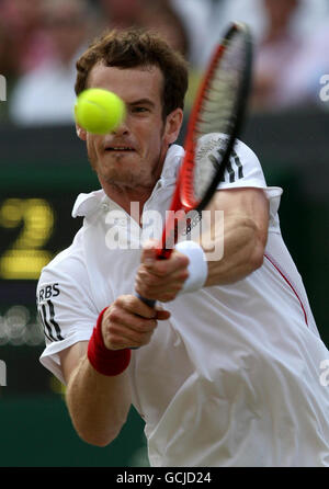 Der Großbritanniens Andy Murray spielt am 9. Tag der Wimbledon Championships 2010 im All England Lawn Tennis Club, Wimbledon, einen Schuss während des Finales seines Spiels gegen den französischen Jo-Wilfried Tsonga. Stockfoto