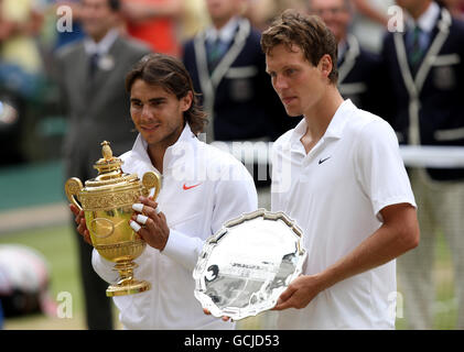 Tennis - Wimbledon Championships 2010 - Tag dreizehn - The All England Lawn Tennis and Croquet Club. Der Spanier Rafael Nadal (links) feiert mit der Trophäe, nachdem er Tomas Berdych (rechts) im Finale der Herren besiegt hat Stockfoto