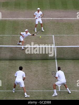 Die Briten Liam Broady (oben links) und Tom Farquharson (oben rechts) im Kampf gegen die Briten Lewis Burton (unten rechts) und George Morgan (unten links) während des Boy's Doubles Finals. Stockfoto