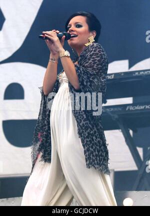 Lily Allen tritt auf der Hauptbühne während des Wireless Festivals im Hyde Park im Zentrum von London auf. Stockfoto