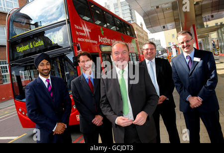 Verkehrsminister Norman Baker (Mitte) mit einem der neuen kohlenstoffarmen Busse, die er heute angekündigt hat, in ganz England Flotten anschliessen zu können. Begleitet wurde er am Busbahnhof Vauxhall, London, von (links nach rechts), Kulveer Ranger, Verkehrsberater des Londoner Bürgermeisters, David Brown, Managing Director von Surface Transport TfL, Simon Posner, Chief Executive des Confederation of Passenger Transport (CPT) und Mike Weston Operations Director, TfL. Stockfoto