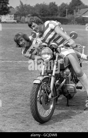 Zu ihren Stunts in South Ruislip kommen die QPR-Stars Stan Bowles (links) und Ian Gillard, die ein bisschen Spaß auf einem Motorrad haben. Die Fußballer meldeten sich für das Training mit dem Rest des Teams zur Vorbereitung auf die kommende Saison zurück. Stockfoto