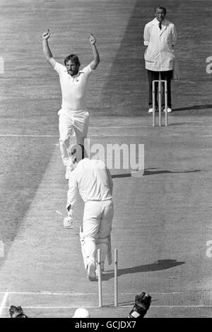 Cricket - Ashes Series - 4. Test - Tag 4 - England gegen Australien - Edgbaston, Birmingham. Der englische Ian Botham feiert die Aufnahme des australischen Rodney Marsh. Stockfoto