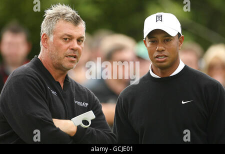 Darren Clarke (links) und Tiger Woods auf dem Übungsgrün während des JP McManus Invitational Pro-am-Turniers im Adare Manor Hotel & Golf Resort, Limerick, Irland. Stockfoto