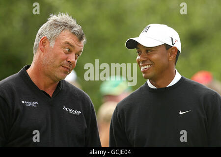 Darren Clarke (links) und Tiger Woods auf dem Übungsgrün während des JP McManus Invitational Pro-am-Turniers im Adare Manor Hotel & Golf Resort, Limerick, Irland. Stockfoto