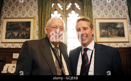 Ian Paisley (links), der ehemalige nordirische erste Minister, mit seinem Sohn Ian Paisley Jnr (rght), nachdem sein Vater heute als Lord Bannside seinen Sitz im House of Lords übernommen hatte. Stockfoto