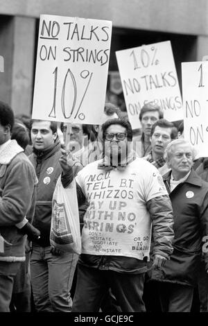 Ein Marcher mit seiner eigenen personalisierten T-Shirt-Nachricht für British Telecom, der am marsch vom Smithfield Market teilnahm, der sich in Tower Hill sammelte. Stockfoto