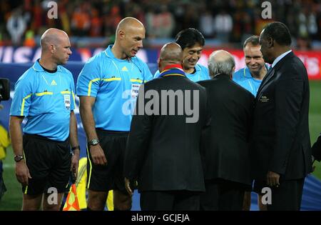 Schiedsrichter Howard Webb (zweiter links) schüttelt sich vor dem Start die Hände mit dem südafrikanischen Präsidenten Jacob Zuma (Mitte) und dem FIFA-Präsidenten Sepp Blatter (dritter rechts) Stockfoto