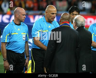 Schiedsrichter Howard Webb (Mitte) schüttelt die Hände mit dem südafrikanischen Präsidenten Jacob Zuma (Dritter rechts) und FIFA-Präsident Sepp Blatter (Ganz rechts) vor dem Anpfiff Stockfoto