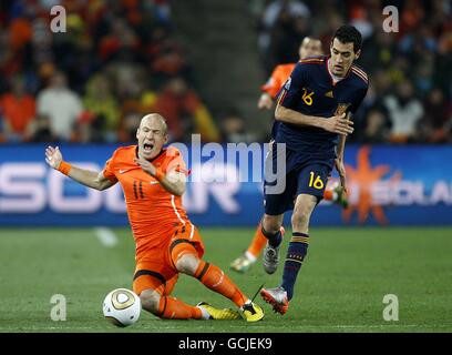 Fußball - FIFA Fußball-Weltmeisterschaft Südafrika 2010 - Finale - Niederlande / Spanien - Soccer City Stadium. Der spanische Sergio Busquets (rechts) und der niederländische Arjen Robben (links) kämpfen um den Ball Stockfoto