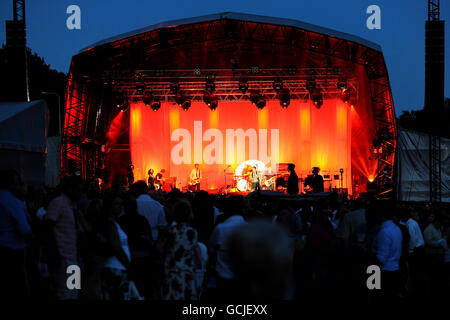 Pferderennen - Epsom Live! Mit James Morrison - Epsom Downs Racecourse. Fans und Rennfahrer sehen James Morrison bei Epsom Live! Stockfoto