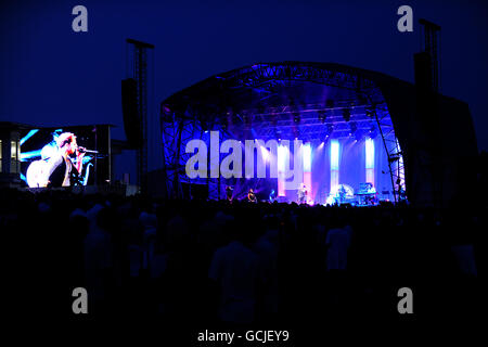 Pferderennen - Epsom Live! Mit James Morrison - Epsom Downs Racecourse. Fans und Rennfahrer sehen James Morrison bei Epsom Live! Stockfoto