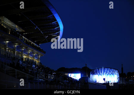 Pferderennen Sie-Epsom Live! featuring James Morrison - Epsom Downs Racecourse Stockfoto