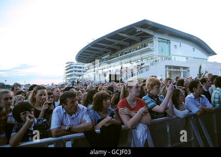 Pferderennen Sie-Epsom Live! featuring James Morrison - Epsom Downs Racecourse Stockfoto