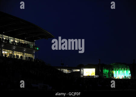 Pferderennen Sie-Epsom Live! featuring James Morrison - Epsom Downs Racecourse Stockfoto