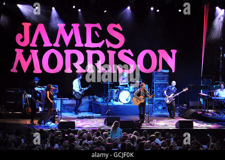 Fans und Rennfahrer sehen James Morrison bei Epsom Live! Stockfoto