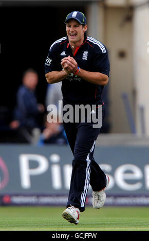 Cricket - NatWest Series - Third One Day International - England / Bangladesch - Edgbaston. Englands Kapitän Andrew Strauss feiert, nachdem er die bangladeschischen Jahurulis gefangen hat. Stockfoto