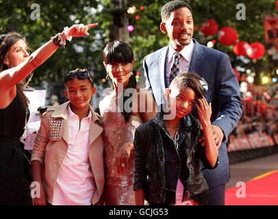 Will Smith mit Frau Jada Pinkett-Smith und den Kindern Jaden Smith (links) und Willow Smith (rechts) bei der Ankunft für die UK Gala Premiere von The Karate Kid, im Odeon West End, Leicester Square, London. Stockfoto