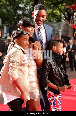 Will Smith mit Frau Jada Pinkett-Smith und den Kindern Jaden Smith (links) und Willow Smith (rechts) bei der Ankunft für die UK Gala Premiere von The Karate Kid, im Odeon West End, Leicester Square, London. Stockfoto