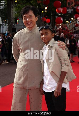 Jackie Chan (links) und Jaden Smith (rechts) kommen zur britischen Gala-Premiere von The Karate Kid im Odeon West End, Leicester Square, London. Stockfoto