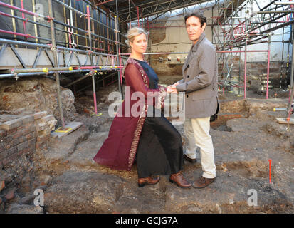 Die Schauspieler Paul McGann und Susannah Harker, bevor sie an diesem Abend Auszüge aus Shakespeare-Stücken auf der archäologischen Stätte des berühmten Dramatikers, dem ersten eigens erbauten Theater in Shoreditch, Ost-London, aufführten. Stockfoto