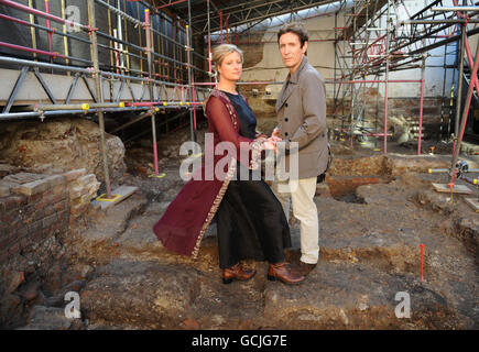 Die Schauspieler Paul McGann und Susannah Harker, bevor sie an diesem Abend Auszüge aus Shakespeare-Stücken auf der archäologischen Stätte des berühmten Dramatikers, dem ersten eigens erbauten Theater in Shoreditch, Ost-London, aufführten. Stockfoto