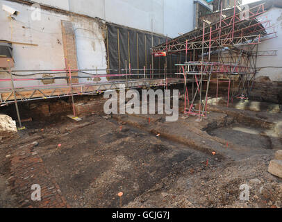 Der Ort des ersten zweckmäßig gebauten Theaters in Shoreditch, East London, wo das Museum of London Archaeology die Ausgrabungen des "Theaters" wiederaufgenommen hat, auf dem Shakepearische Stücke aufgeführt wurden. Stockfoto