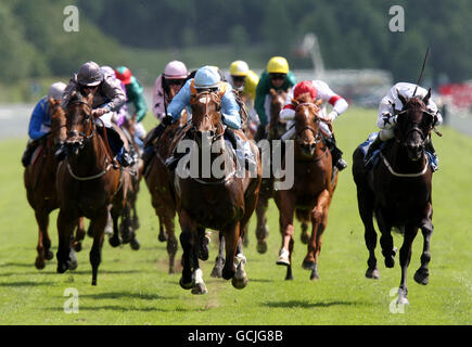 Pferderennen - der 40. Macmillan Charity Day - Tag 2 - York Racecourse. Victoire de Lyphar (c) mit Adrian Nicholls kommt nach Hause, um die Reg Griffin Memorial Trophy zu gewinnen Stockfoto