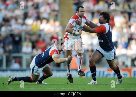 Der Engländer Adrian Morley wird vom französischen David Ferriol (links) und Michael Simon während des internationalen Spiels im Leigh Sports Village, Manchester, angegangen. Stockfoto