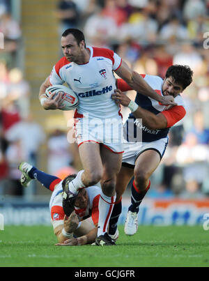 Der Engländer Adrian Morley wird vom französischen David Ferriol (links) und Michael Simon während des internationalen Spiels im Leigh Sports Village, Manchester, angegangen. Stockfoto