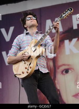Isle of Wight Festival 2010. Vampire Weekend auf der Hauptbühne, beim Isle of Wight Festival, im Seaclose Park in Newport. Stockfoto