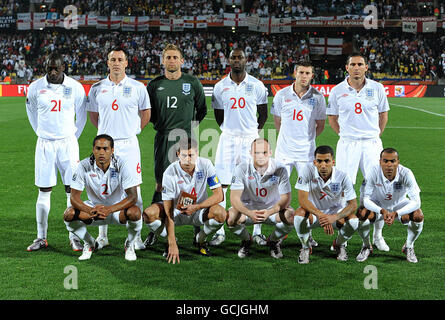 Die Mannschaft aus England (hintere Reihe, von links nach rechts), Emile Heskey, John Terry, Robert Green, Ledley King, James Milner und Frank Lampard, (untere Reihe von links nach rechts), Glen Johnson, Steven Gerrard, Wayne Rooney, Aaron Lennon und Ashley Cole, die sich vor der FIFA Fußball-Weltmeisterschaft Südafrika 2010 aufreihen, Spiel der Gruppe C im Royal Bafokeng Stadium, Rustenburg, Südafrika. Stockfoto