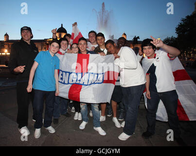 England-Fans auf dem Trafalgar Square im Zentrum von London, nachdem sie England bei ihrem Eröffnungsspiel bei der Weltmeisterschaft gegen die USA beobachtet haben. Stockfoto