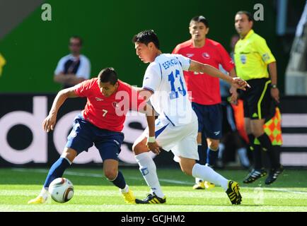 Fußball - FIFA Fußball-Weltmeisterschaft Südafrika 2010 - Gruppe H - Honduras - Chile - Mbombela Stadium. Honduras' Roger Espinoza (rechts) und Chiles Alexis Sanchez (links) kämpfen um den Ball. Stockfoto