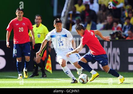 Honduras' Roger Espinoza (links) und Chiles Alexis Sanchez (rechts) kämpfen um den Ball. Stockfoto