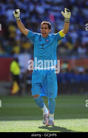 Fußball - FIFA Fußball-Weltmeisterschaft Südafrika 2010 - Gruppe H - Honduras - Chile - Mbombela Stadium. Chiles Torwart Claudio Bravo feiert, nachdem sein Teamkollege Jean Beausejour das Eröffnungtor erzielt hat. Stockfoto