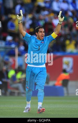 Fußball - FIFA Fußball-Weltmeisterschaft Südafrika 2010 - Gruppe H - Honduras - Chile - Mbombela Stadium. Chiles Torwart Claudio Bravo feiert, nachdem sein Teamkollege Jean Beausejour das Eröffnungtor erzielt hat. Stockfoto