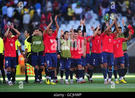 Fußball - FIFA Fußball-Weltmeisterschaft Südafrika 2010 - Gruppe H - Honduras - Chile - Mbombela Stadium. Das chilenische Team dankt nach dem Schlusspfiff der Unterstützung. Stockfoto