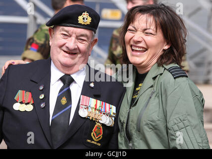 TV-Moderatorin Lorraine Kelly mit dem Kriegsveteranen LT Commander Jim Richardson von der Royal Navy als sie hilft, den Armed Forces Day zu fördern, machte sie sich von RAF Leuchars in Fife auf den Weg und flog mit dem Hubschrauber der Royal Navy zur Scotstoun Werft in Glasgow. Stockfoto