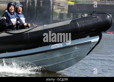 TV-Moderatorin Lorraine Kelly (2. Rechts) rast den Fluss Clyde entlang als sie hilft, den Armed Forces Day zu fördern, machte sie sich von RAF Leuchars in Fife auf den Weg und flog mit dem Hubschrauber der Royal Navy zur Scotstoun Werft in Glasgow. Stockfoto