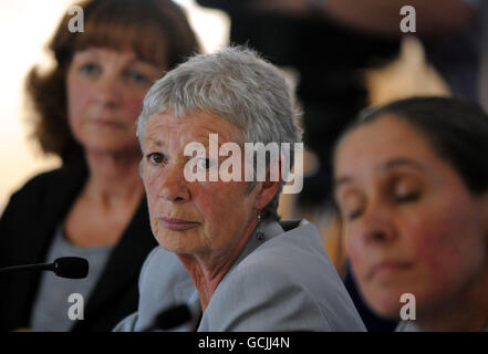 (Von links nach rechts) Sheila Dilkes, Dr. Carole Smith und Alison O'Sullivan, Mitglieder der Gruppe für ernsthafte Fallbesprechungen, sprechen bei einer Pressekonferenz in Huddersfield mit den Medien über den Fall Shannon Matthews. Stockfoto