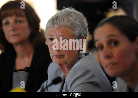 (Von links nach rechts) Sheila Dilkes, Dr. Carole Smith und Alison O'Sullivan, Mitglieder der Gruppe für ernsthafte Fallbesprechungen, sprechen bei einer Pressekonferenz in Huddersfield mit den Medien über den Fall Shannon Matthews. Stockfoto