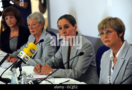 (Von links nach rechts) Sheila Dilkes, Dr. Carole Smith, Alison O'Sullivan und Bron Sanders, Mitglieder des Expertengremiums für ernsthafte Fälle, sprechen mit den Medien über den Fall Shannon Matthews auf einer Pressekonferenz in Huddersfield. Stockfoto